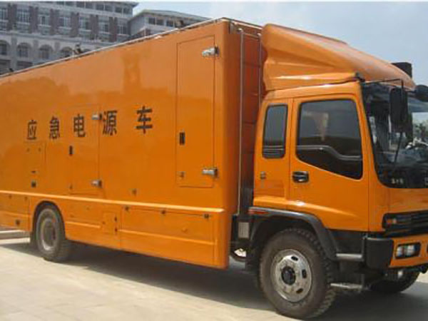 盐湖冬季柴油发电机启动前，如何检查燃油系统中的积水？